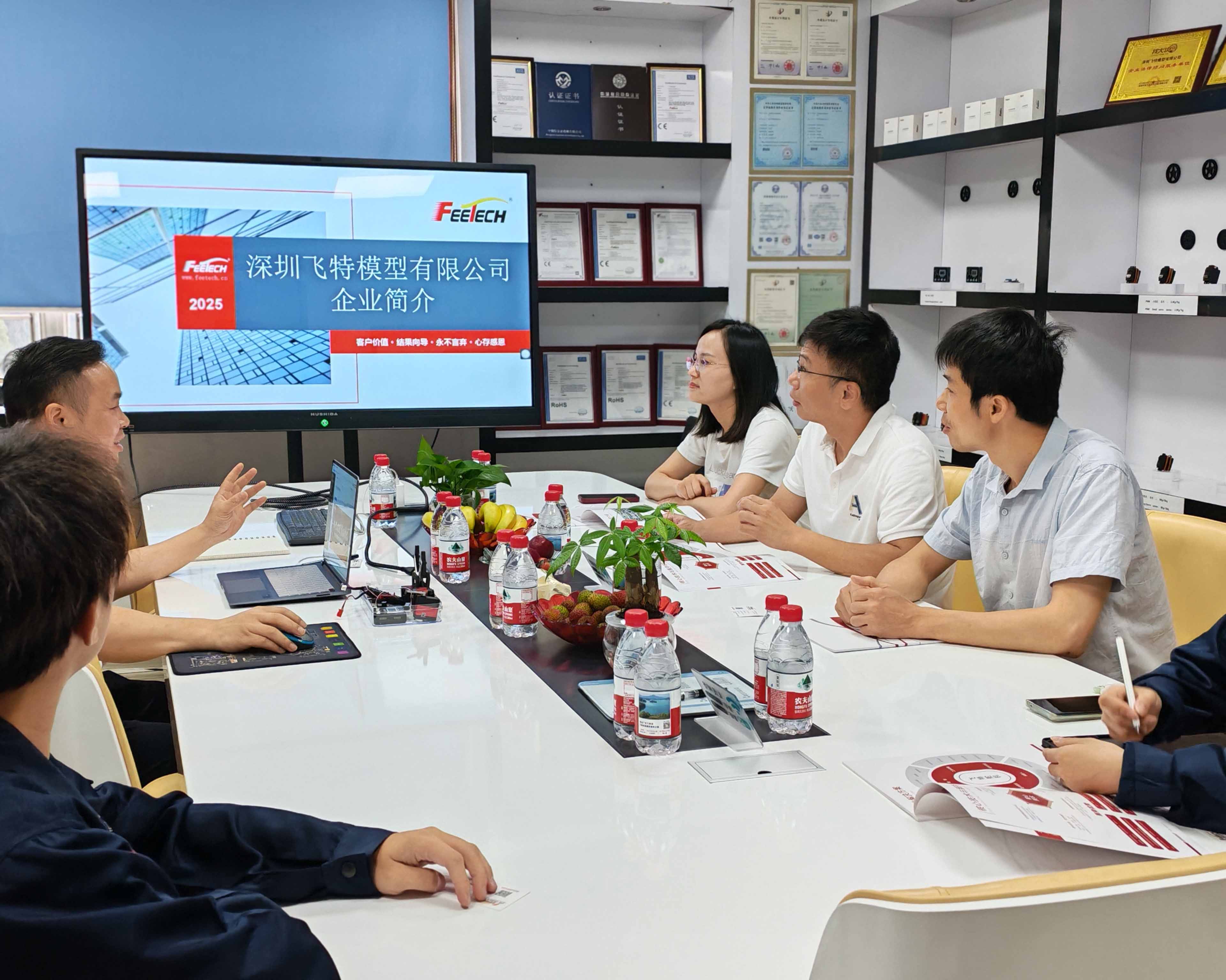 Warm Welcome to Professor Su Jiang! Visit & Guide at Feetech Model, Jointly Explore the Core Value of Servos.        用英文翻译“飞特模型是一家专注于舵机研发和生产的高科技企业” 推荐一些关于机器人技术和舵机应用的英文资料 英文翻译润色：Warmly welcome Professor Su Jiang from Guangdong Polytechnic of Science and Technology to visit Feetech Model for guidance, and jointly explore the core value of servos.